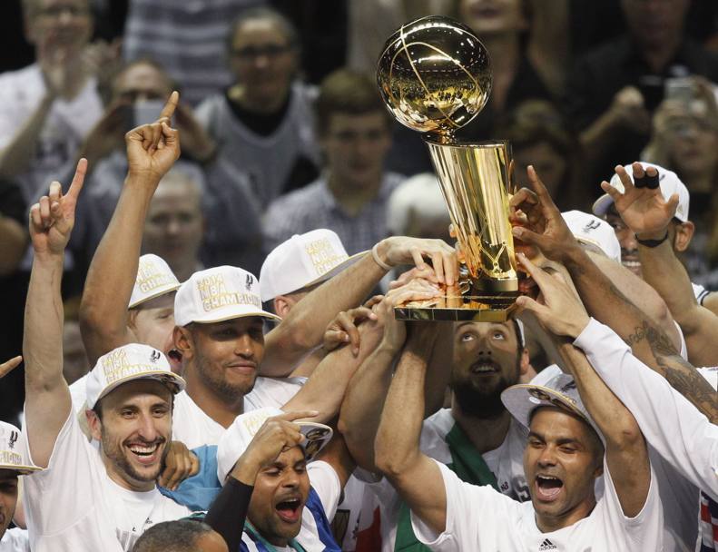 15 Giugno 2014, i San Antonio Spurs battono i Miami Heat in gara 5 e conquistano il trofeo Nba (Reuters)